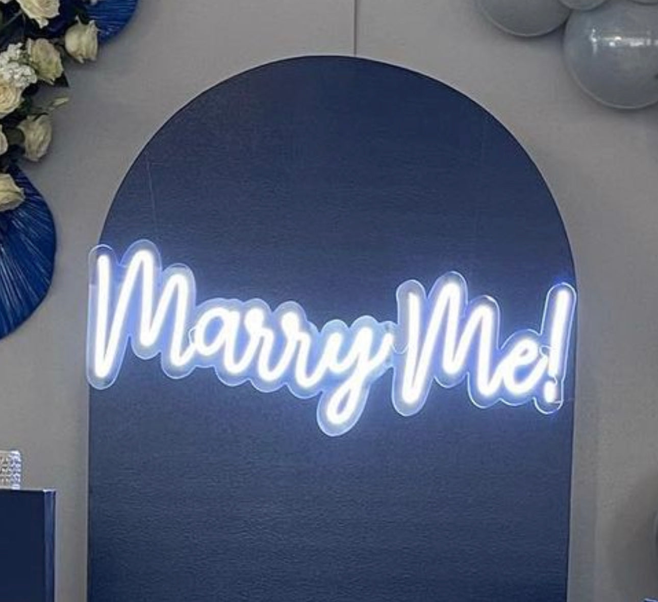 a neon sign that says marry me on it